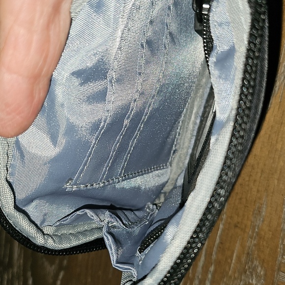 Ihkwip RFID Everyday Essentials Wristlet Pouch - Picture 5 of 8